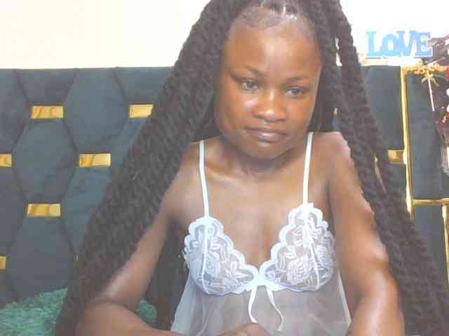 QueenIvy35 webcam