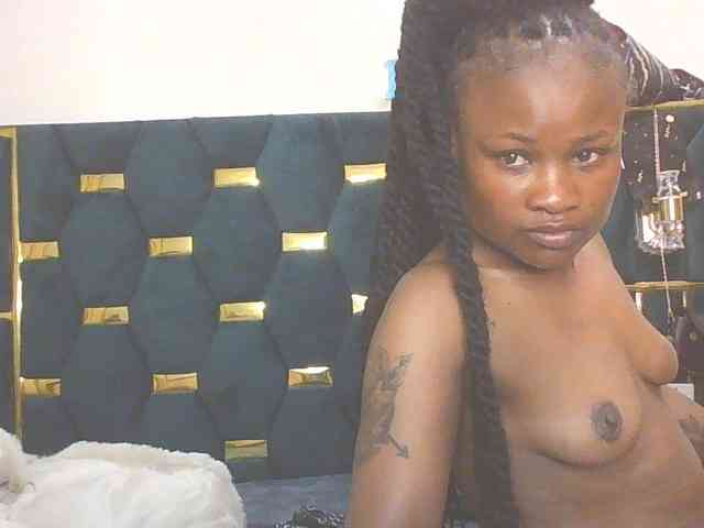 QueenIvy35 webcam