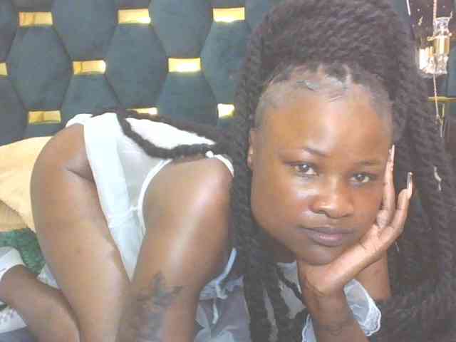 QueenIvy35 webcam