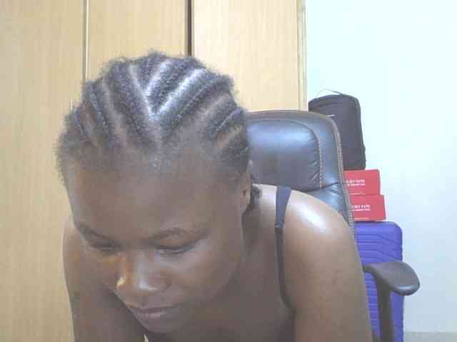 QueenIvy35 webcam