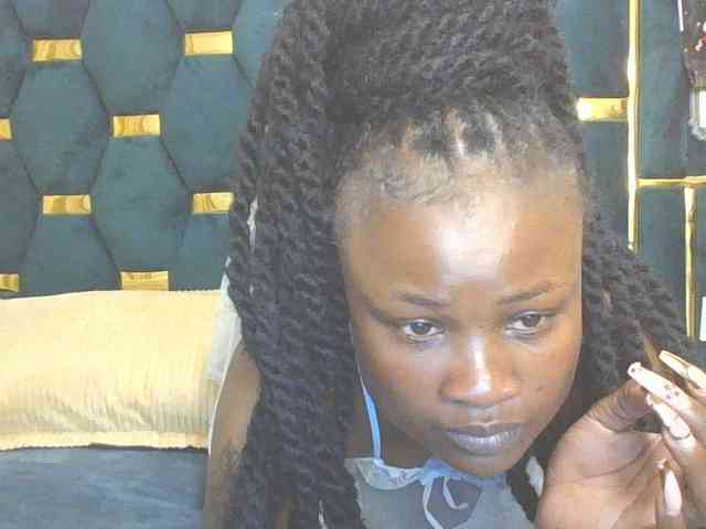 QueenIvy35 webcam