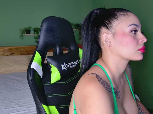RileyWomms live cam on BongaCams