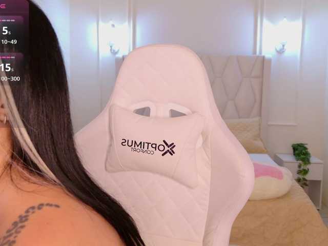 RileyWomms live webcam show
