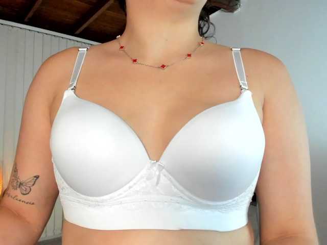 IsaVega live cam on BongaCams