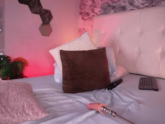 Reddolll live cam on BongaCams