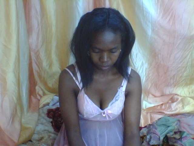 le modèle Coquinelara est en webcam porno dans un show sur le site bongacams, il possède les tags suivants: Ebony,Brunette,Shaved