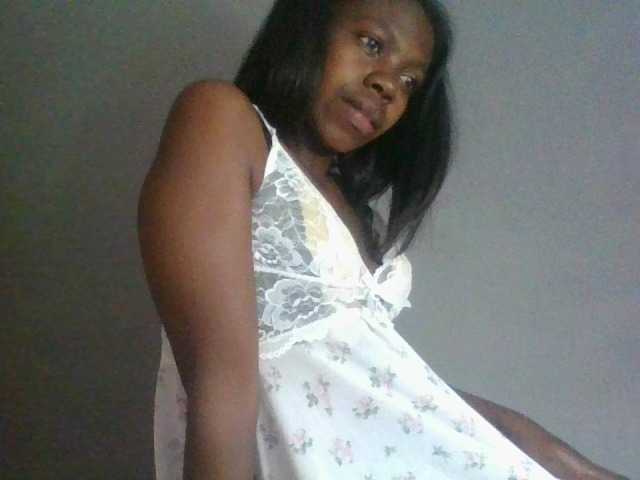 le modèle Coquinelara est en webcam porno dans un show sur le site bongacams, il possède les tags suivants: Ebony,Brunette,Shaved