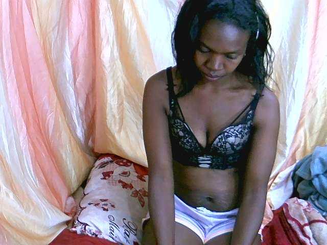 Coquinelara live cam on BongaCams