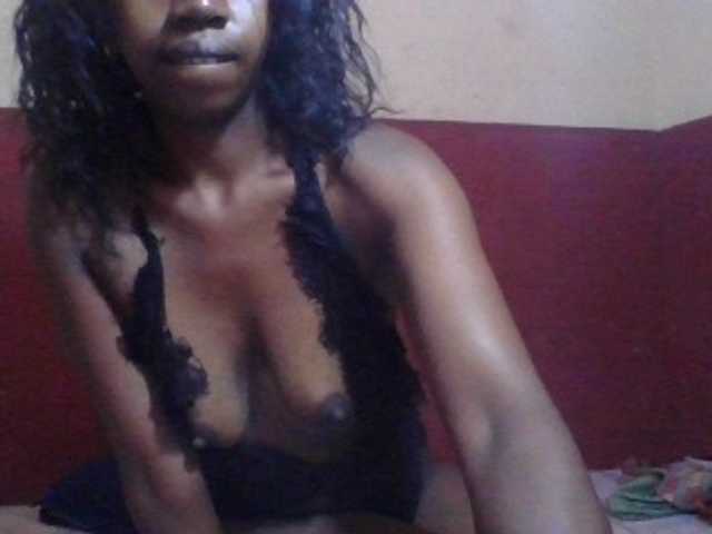 le modèle Coquinelara est en webcam porno dans un show sur le site bongacams, il possède les tags suivants: Ebony,Brunette,Shaved