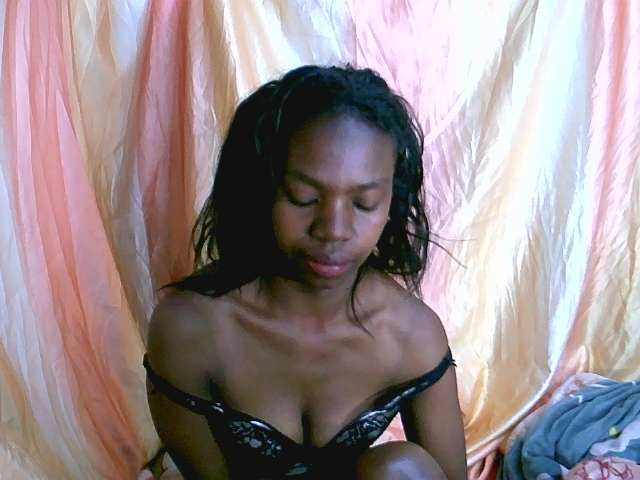 Coquinelara live cam on BongaCams