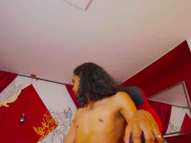 Maxi-max0 Live Webcam on BongaCams