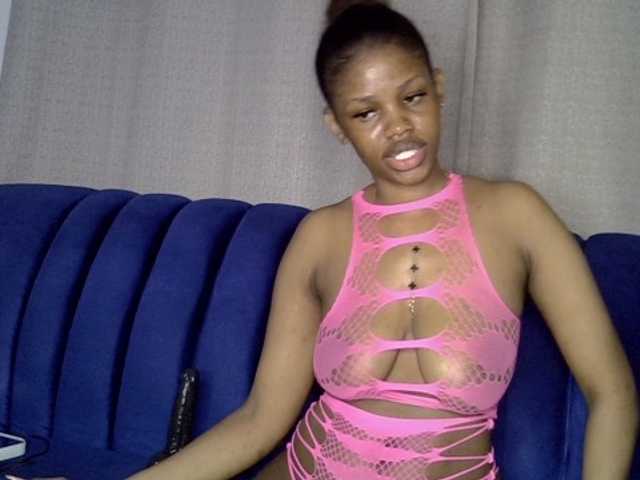 Sexxyylips live cam on BongaCams