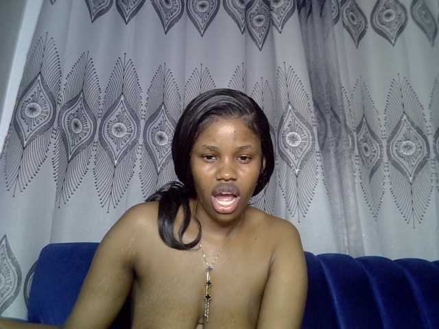 Sexxyylips live cam on BongaCams