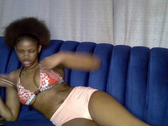 Sexxyylips live cam on BongaCams