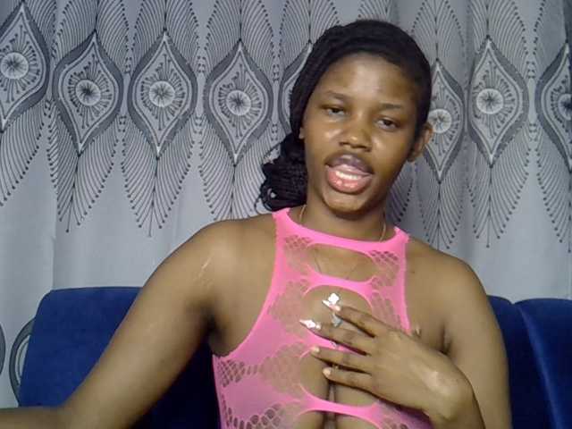 Sexxyylips live cam on BongaCams