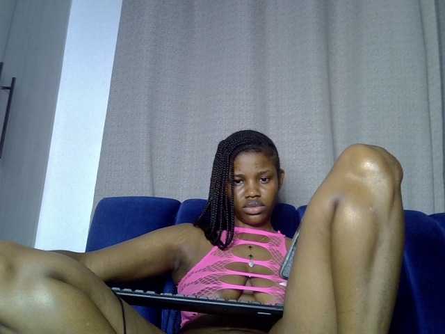 Sexxyylips live cam on BongaCams
