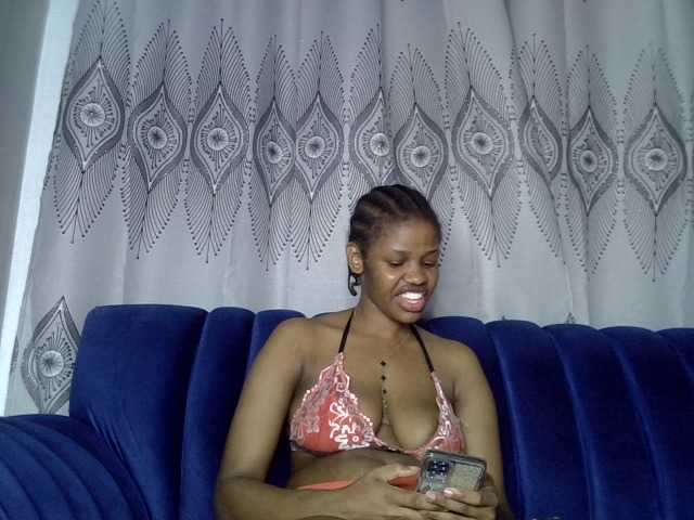 Sexxyylips live cam on BongaCams