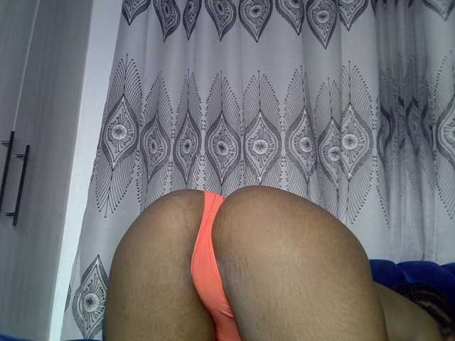 Sexxyylips live cam on BongaCams