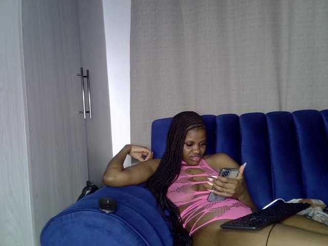 Sexxyylips live cam on BongaCams