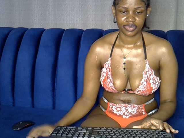 Sexxyylips live cam on BongaCams
