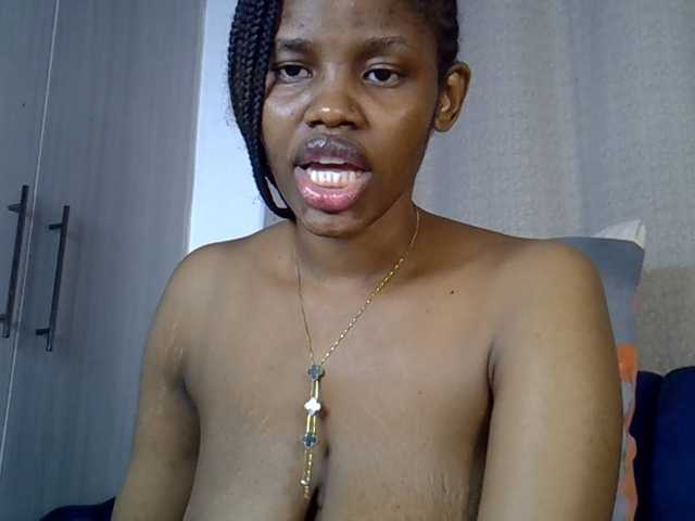 Sexxyylips live cam on BongaCams