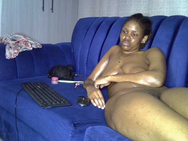le modèle Sexxyylips est en webcam porno dans un show sur le site bongacams, il possède les tags suivants: Ebony,Brunette,Trimmed
