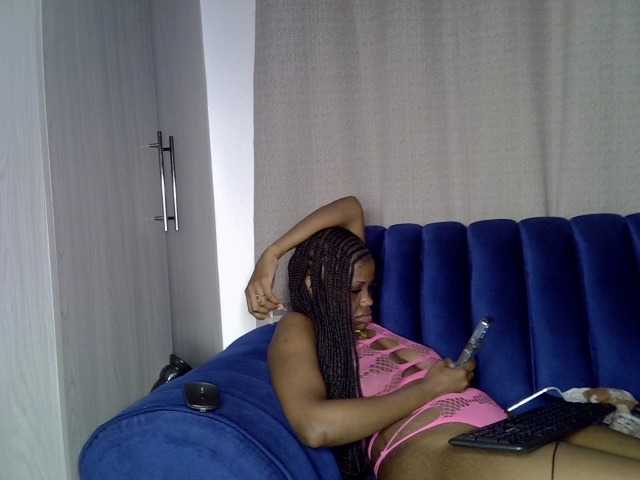 Sexxyylips live cam preview