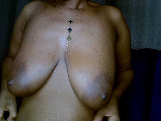 Sexxyylips live cam on BongaCams
