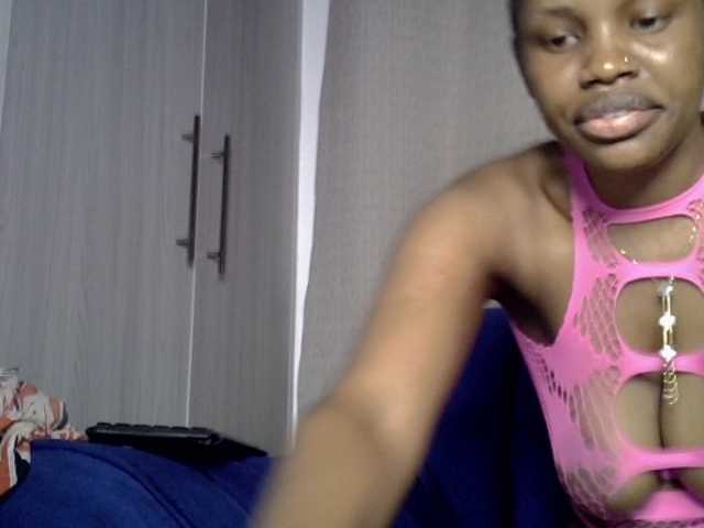Sexxyylips live cam on BongaCams