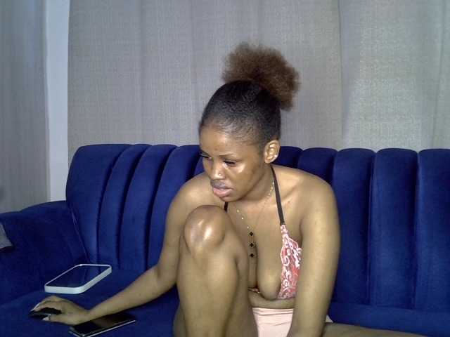 Sexxyylips live cam on BongaCams