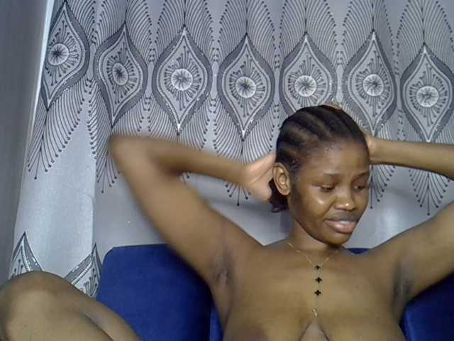 Sexxyylips live cam on BongaCams