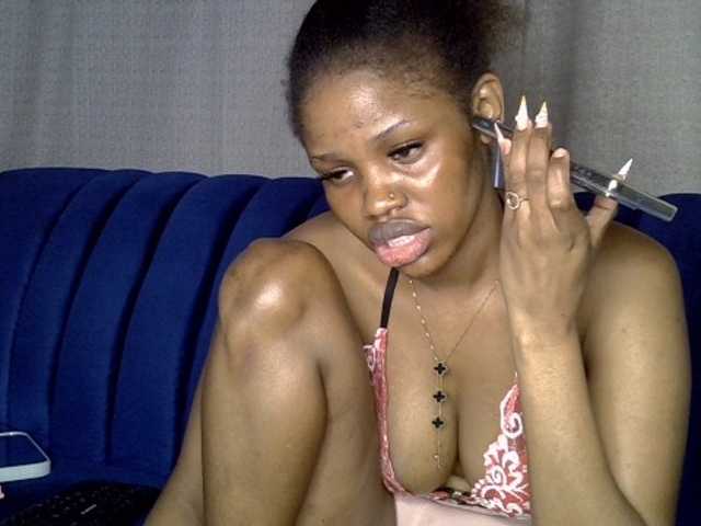 Sexxyylips live cam on BongaCams