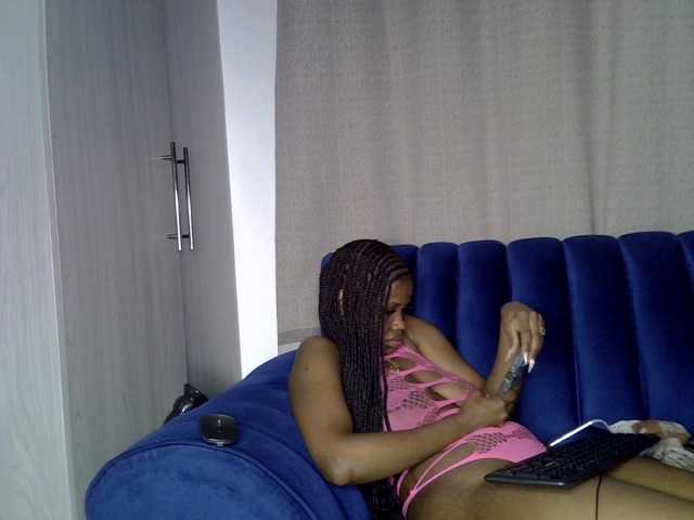 Sexxyylips live cam preview