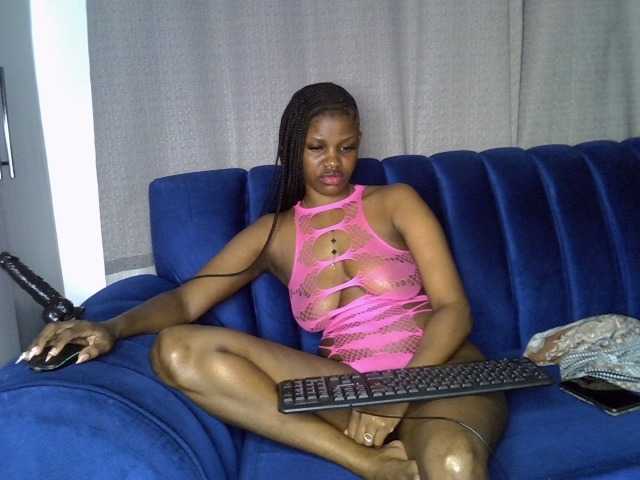 Sexxyylips live cam on BongaCams