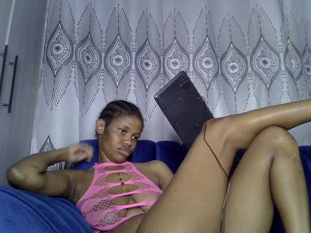Sexxyylips live cam on BongaCams