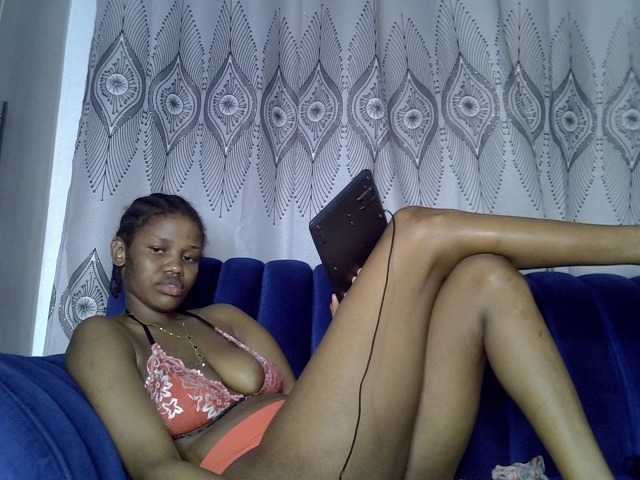 Sexxyylips live cam on BongaCams