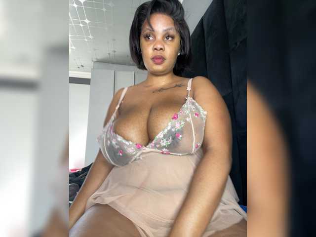 JunePussy live cam on BongaCams