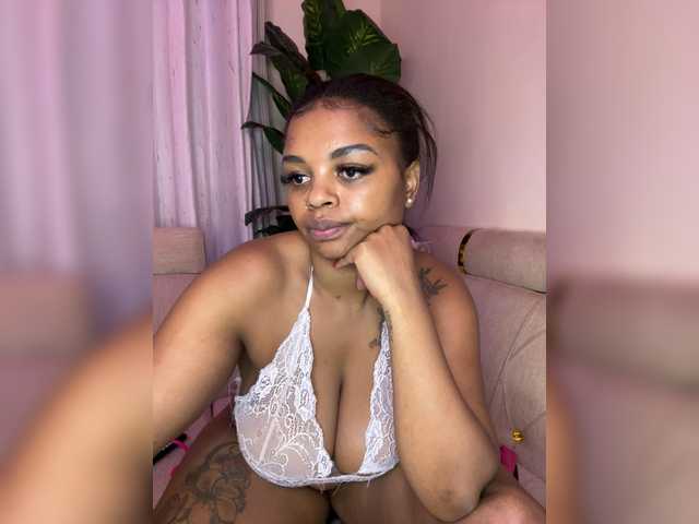 Pretty-thicky live cam on BongaCams