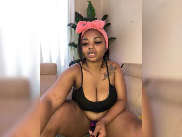 Pretty-thicky live cam on BongaCams