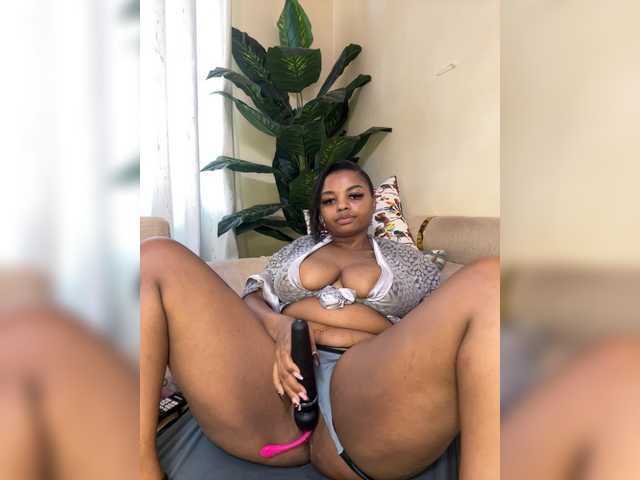 Pretty-thicky live cam on BongaCams
