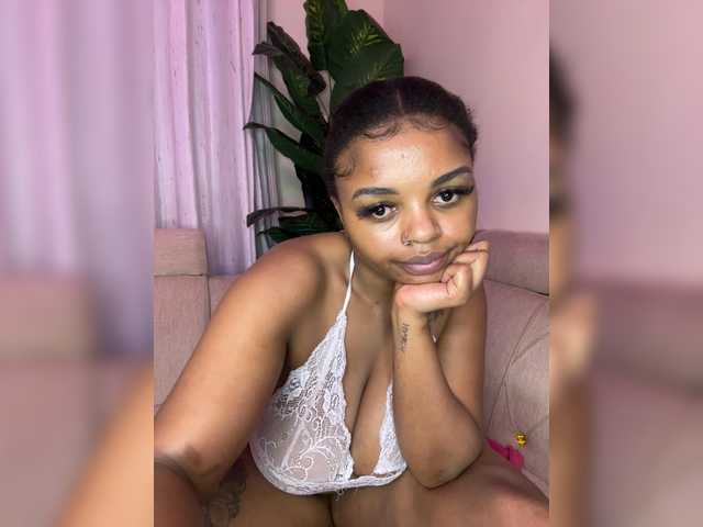 Pretty-thicky live cam on BongaCams