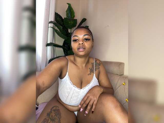 Pretty-thicky live cam on BongaCams