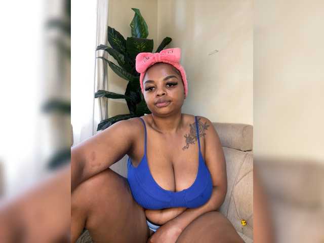 Pretty-thicky live cam on BongaCams