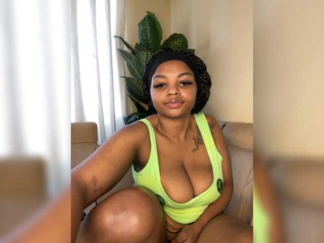 Pretty-thicky live cam on BongaCams