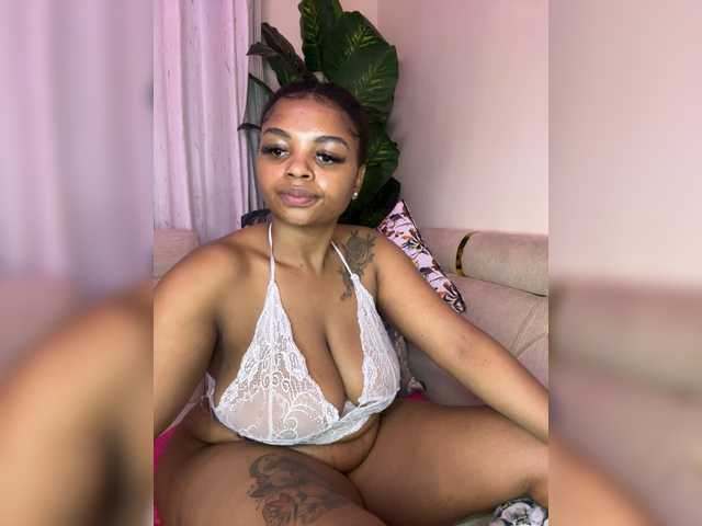 Pretty-thicky live cam on BongaCams
