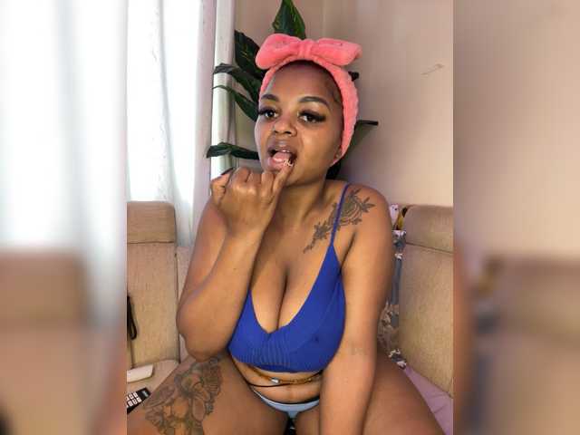 Pretty-thicky live cam on BongaCams