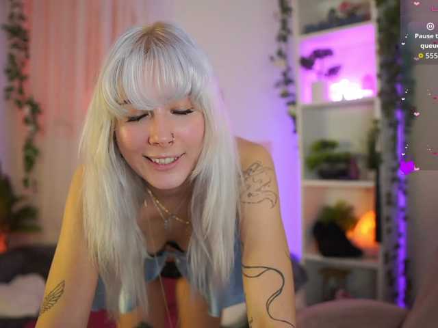 EmilySwan live cam preview