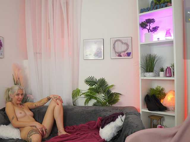 EmilySwan live cam on BongaCams