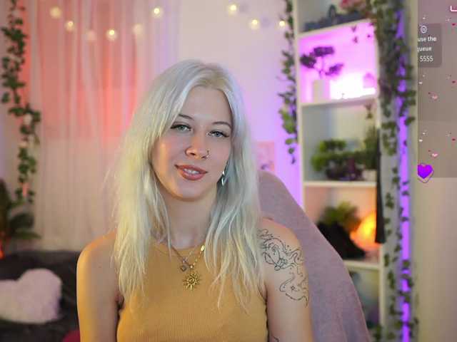EmilySwan live cam on BongaCams