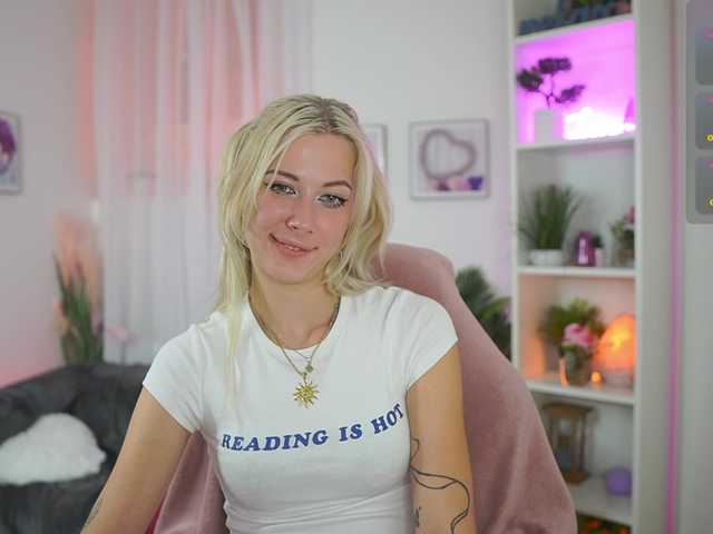 EmilySwan live cam on BongaCams